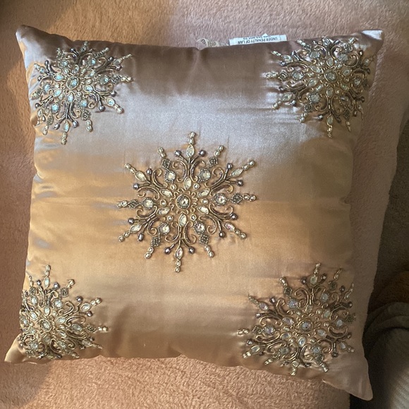 Pink satin beaded pillow - Picture 4 of 4